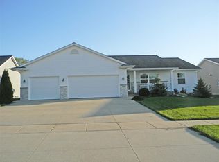206 N Hill Crest Cir, Center Point, IA 52213