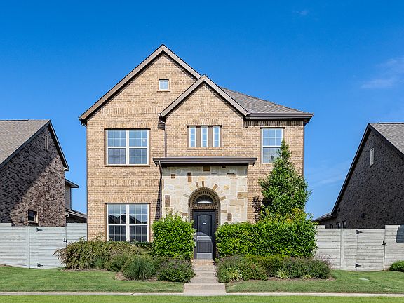 2nd image of 829 Parkside Dr