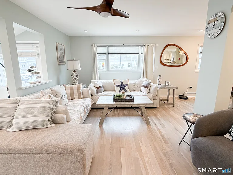 945 E Broadway — Photo 2