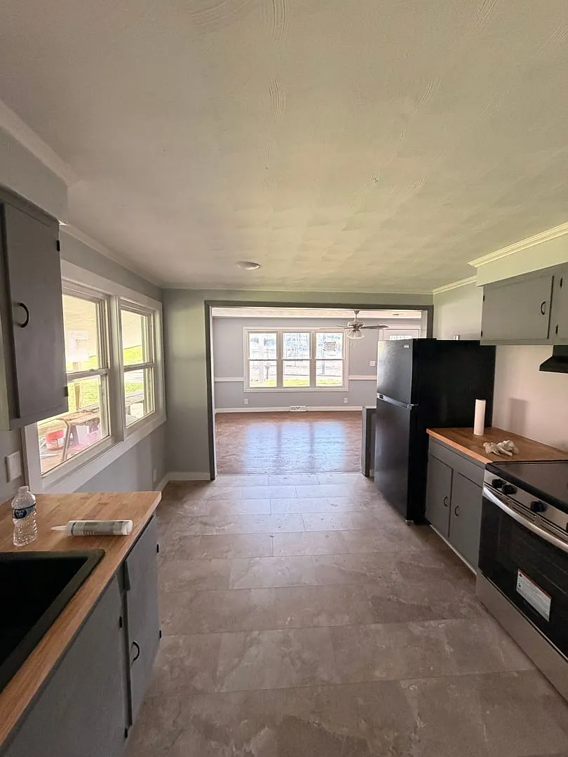3 bed, 1.5 bath — Photo 4