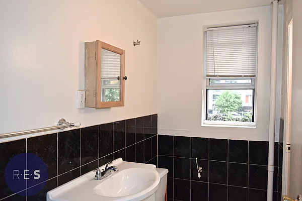 Rented by RES New York | media 21