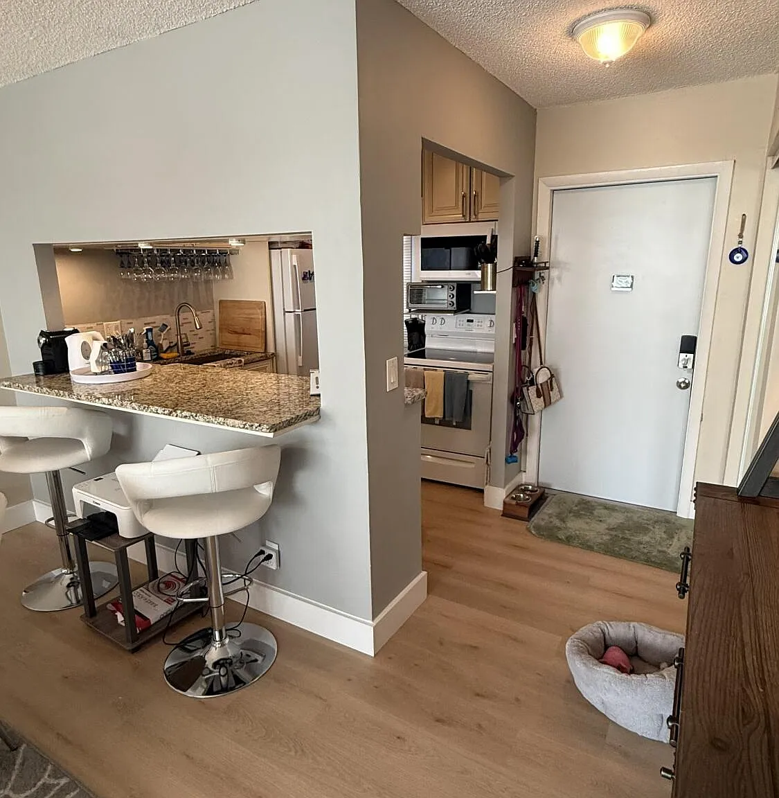 3 bed, 2.0 bath, 1000 sqft, $3,200 — Photo 2