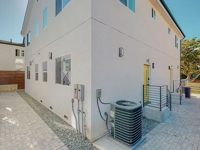 3 & 4 Bed 2-Story Townhomes with Covered Parking Spots Available! — Photo 24