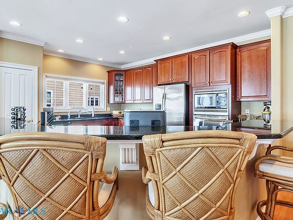 3rd image of 564 Riverside Dr