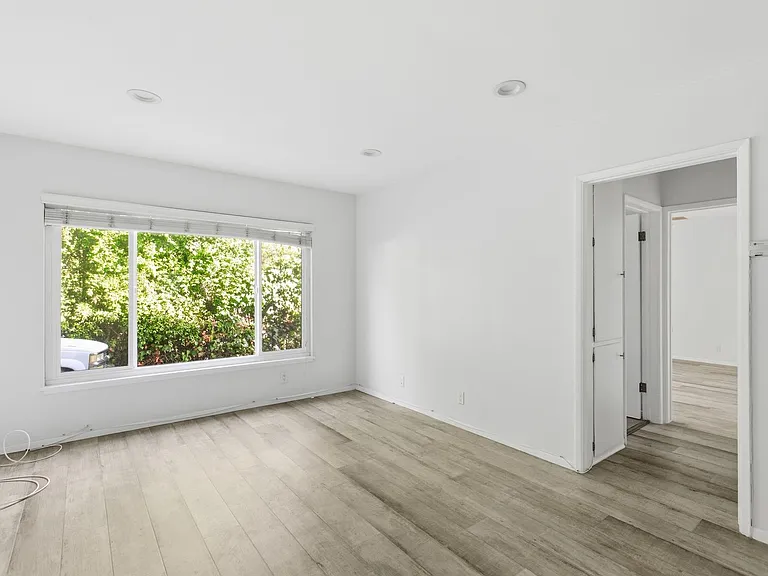 1676 Manning Ave — Photo 10