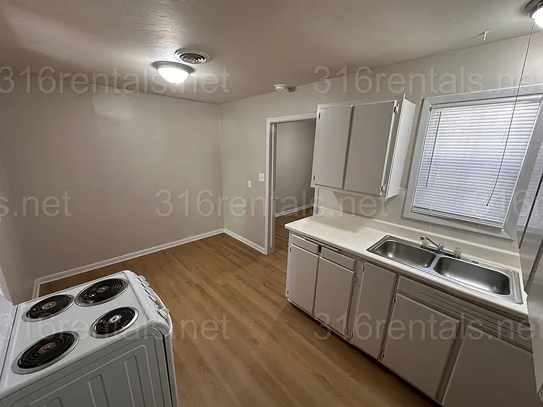 1740 S Dodge Ave — Photo 4