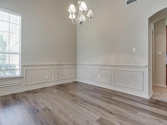 4th image of 706 Live Oak Ln