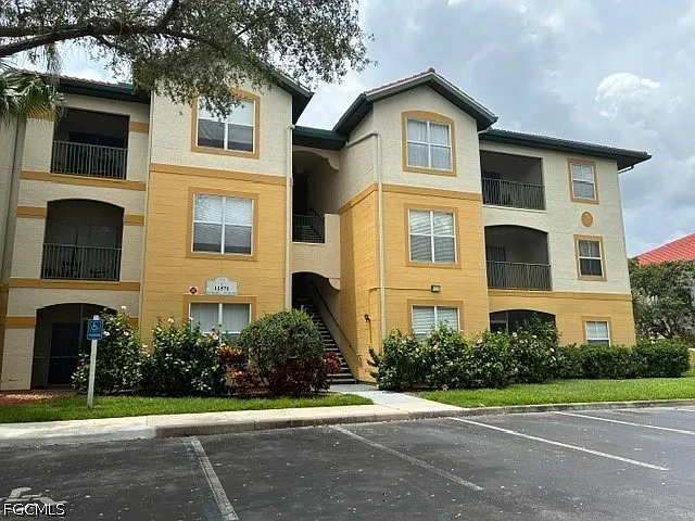 3 bed, 2.0 bath, 1336 sqft, $1,950 — Photo 2