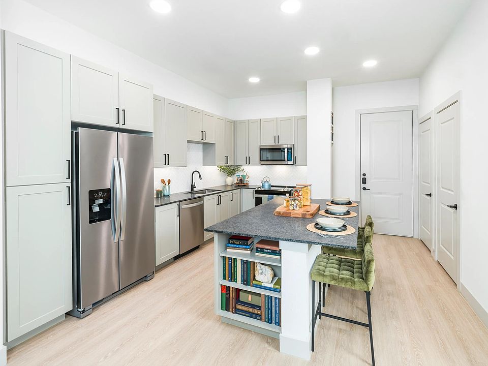 Breakfast bar with upgraded island overhangs*