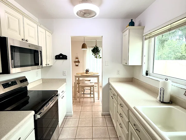 11801 Foxrun Ln — Photo 2