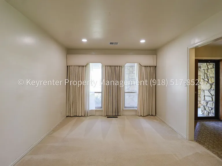 6828 E 47th St S — Photo 11
