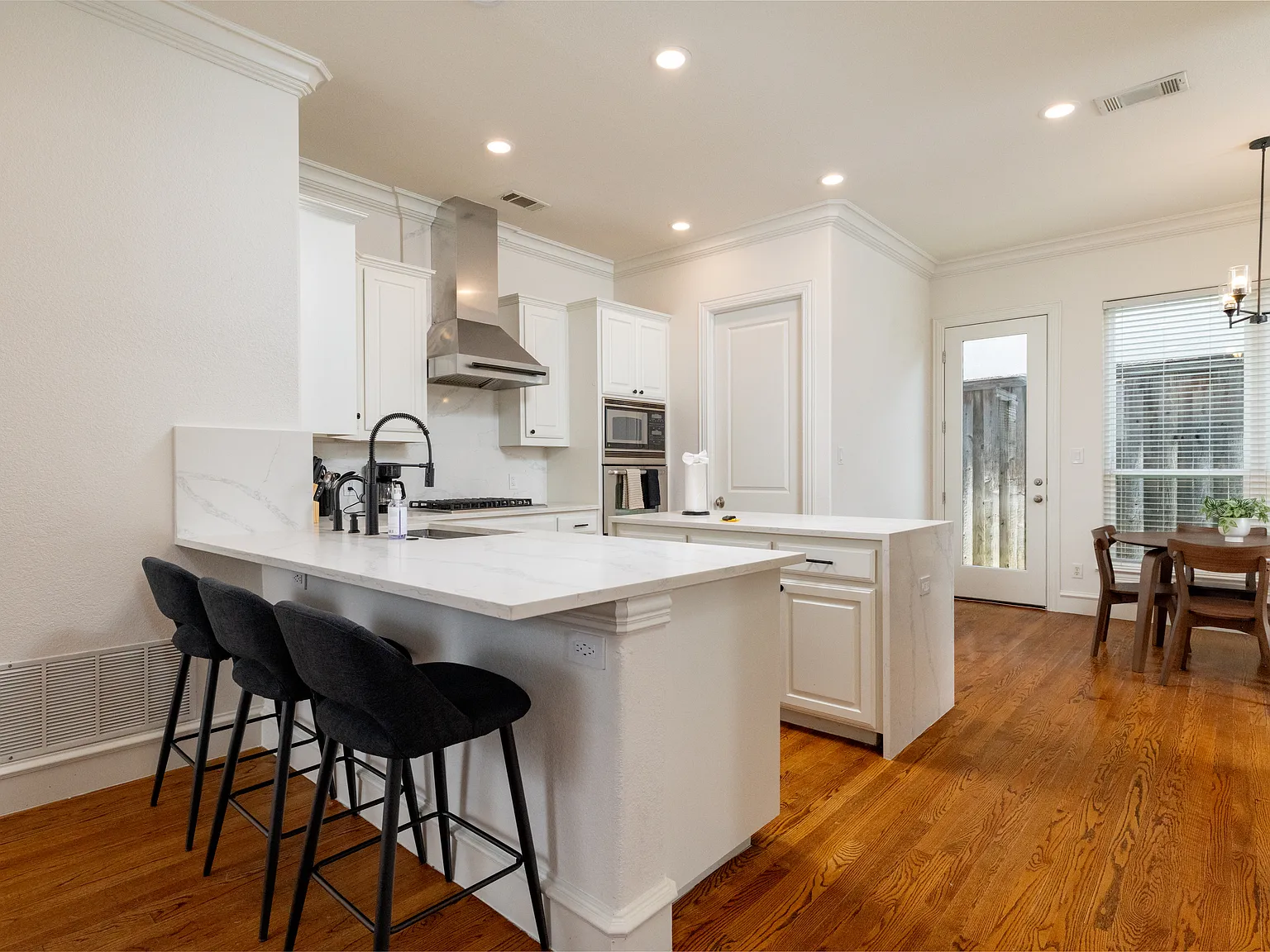4 bed, 2.5 bath, 2564 sqft, $7,000 — Photo 4