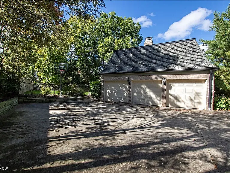 18220 Parkland Dr — Photo 17