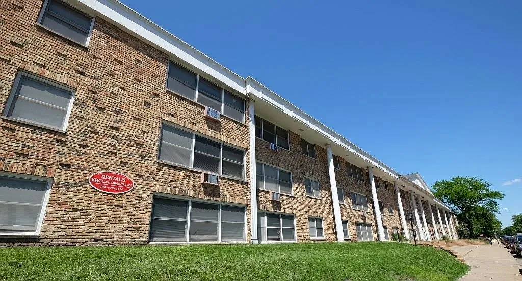 Bryant Manor — Photo 1