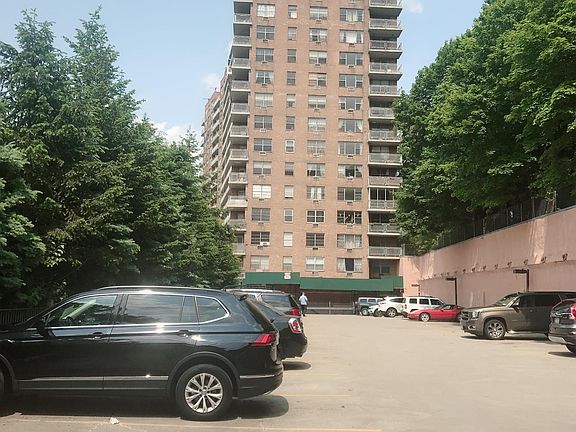 3rd image of 700 Victory Blvd #H