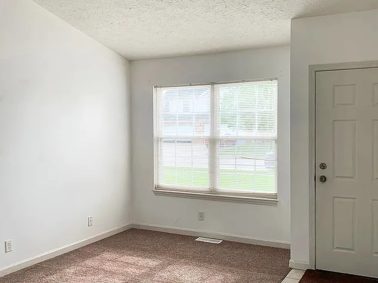 421 Fairington Ave — Photo 5