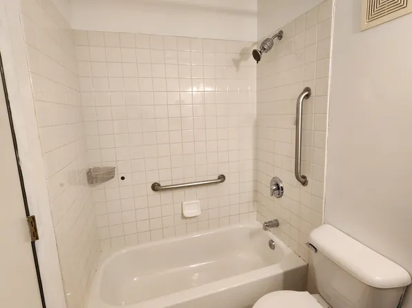 300 W Fullerton Ave APT 125, Addison, IL 60101