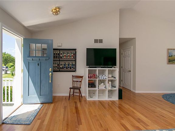 4th image of 46 Goldenrod Dr