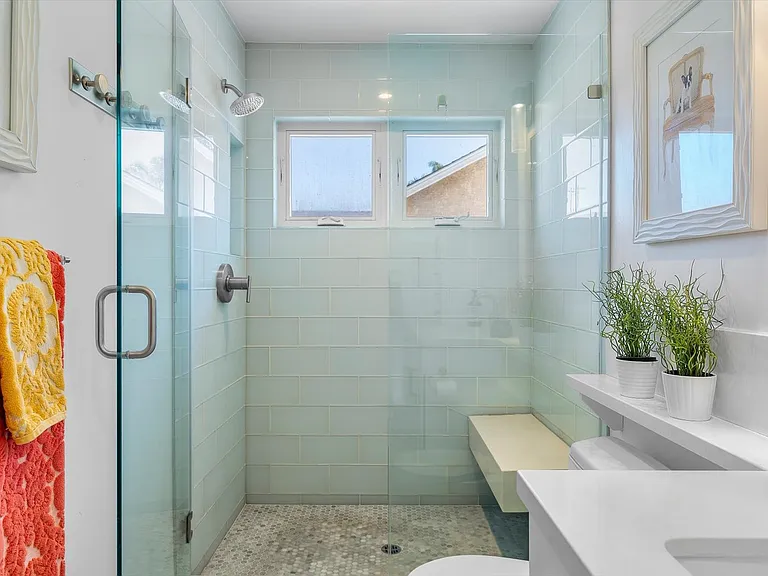 2219 Graham Ave — Photo 25