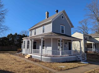 329 W Chestnut St, Freeport, IL 61032