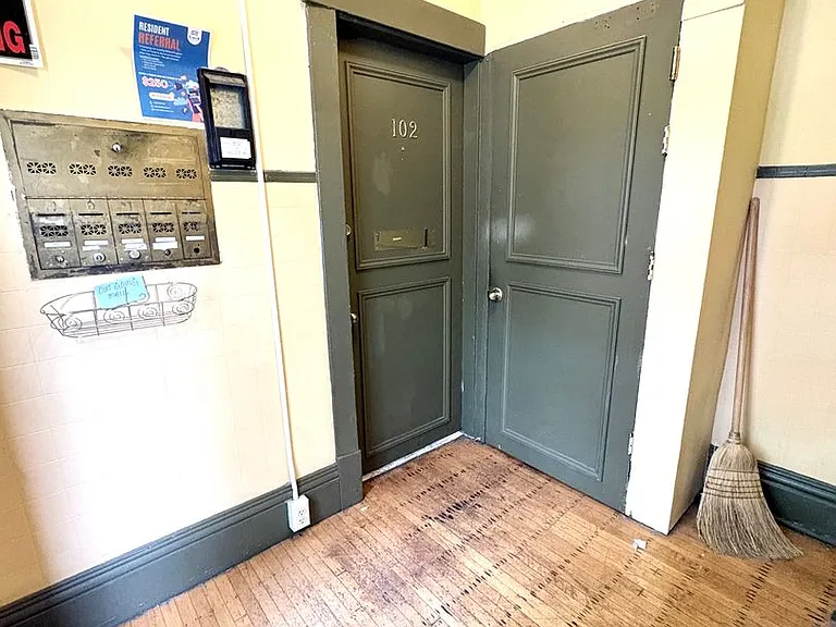 New York Apartments — Photo 23