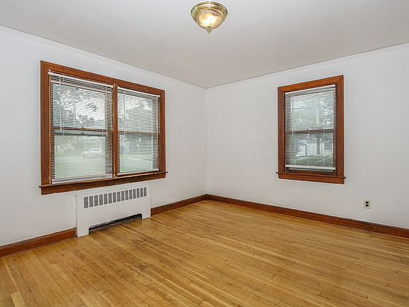 4th image of 19 Thompson Ave