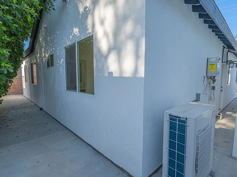 10941 Amestoy Ave — Photo 2