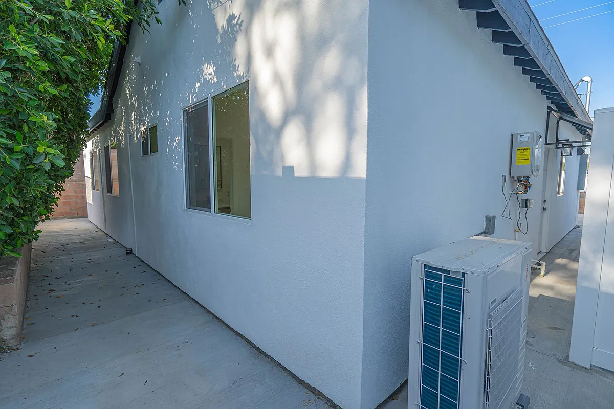 Building Photo - 10941 Amestoy Ave