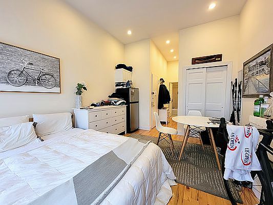 2nd image of 340 E 22nd St #2X