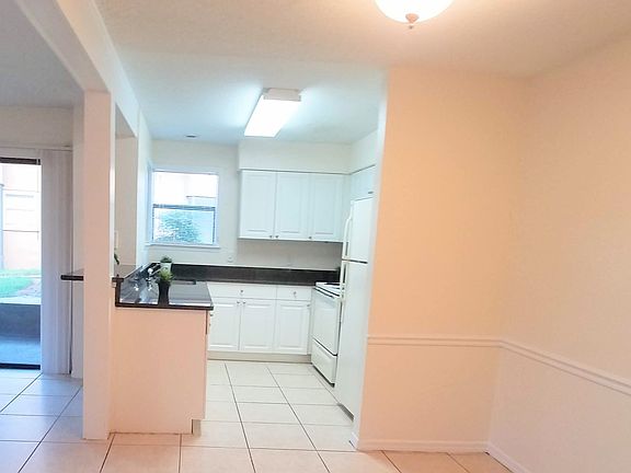 3rd image of 2911 Antique Oaks Cir APT 9