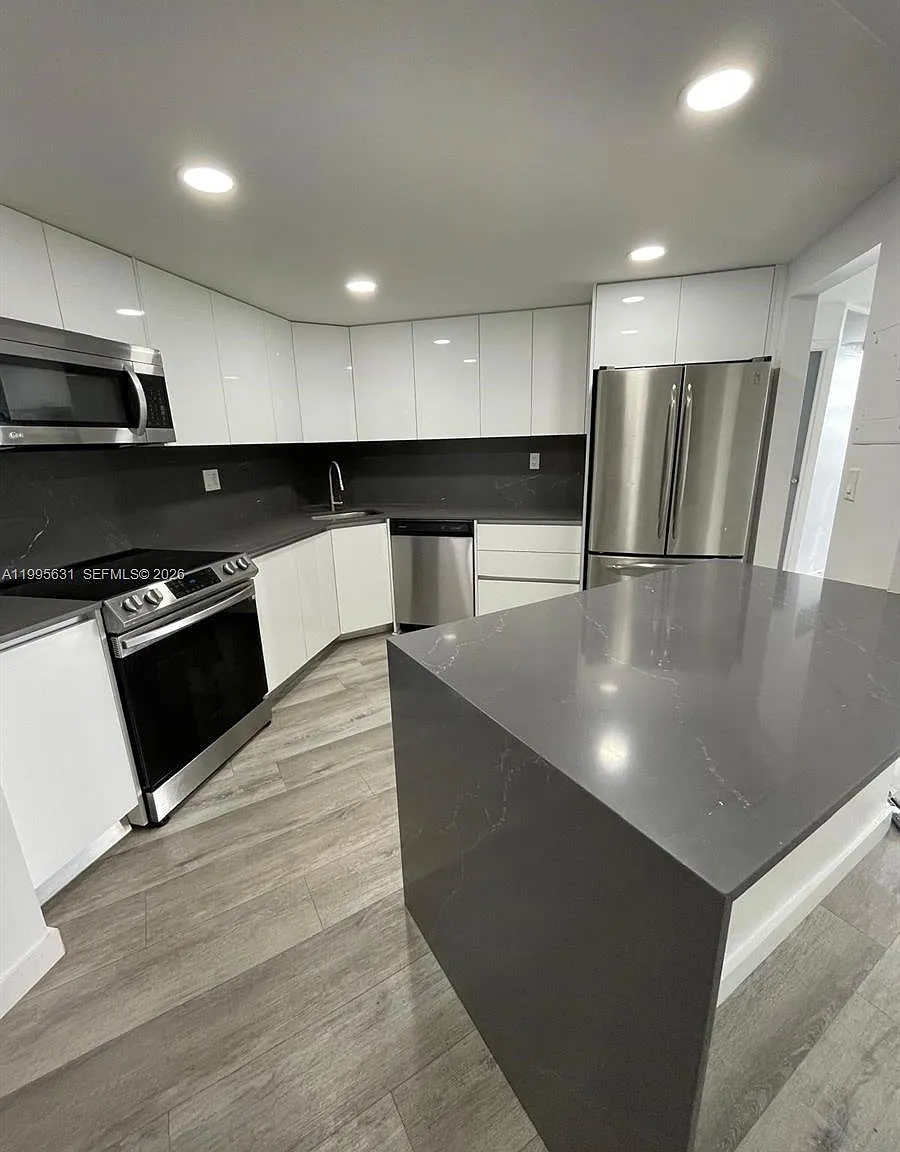 Commodore Plaza Condo — Photo 2