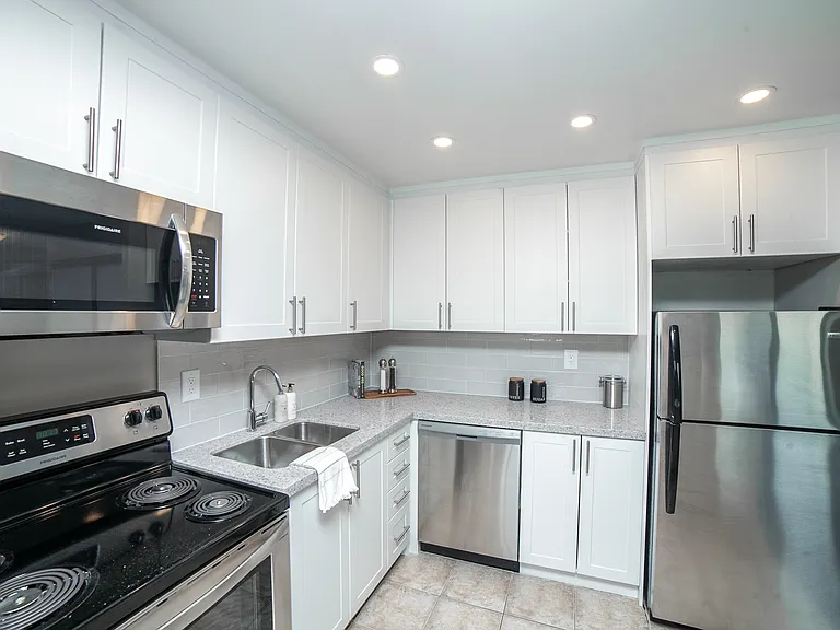 472 6th Ave — Photo 8