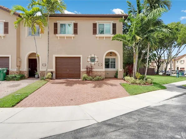 8926 SW 220th St, Cutler Bay, FL 33190