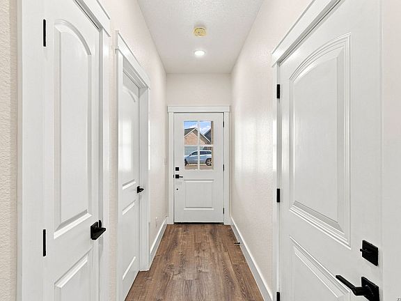 3rd image of 1012 Creswell Ln