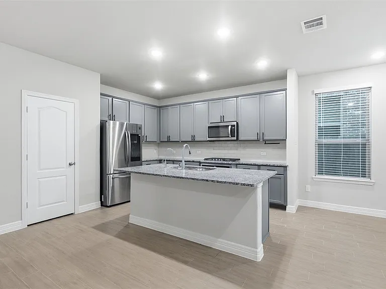 119 Buttonwood Ct — Photo 10