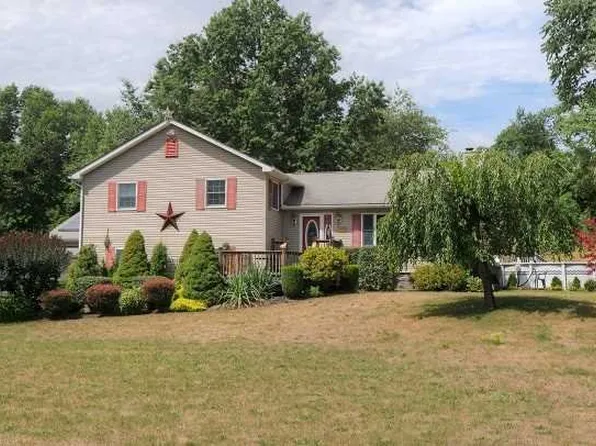 17 Meadow Dr, Red Hook, NY 12571