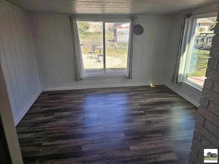 211 E Hogan Dr — Photo 8