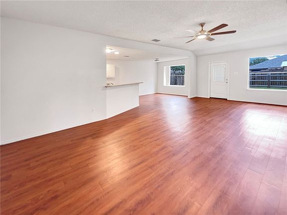 3rd image of 2090 Ridgewood Cir