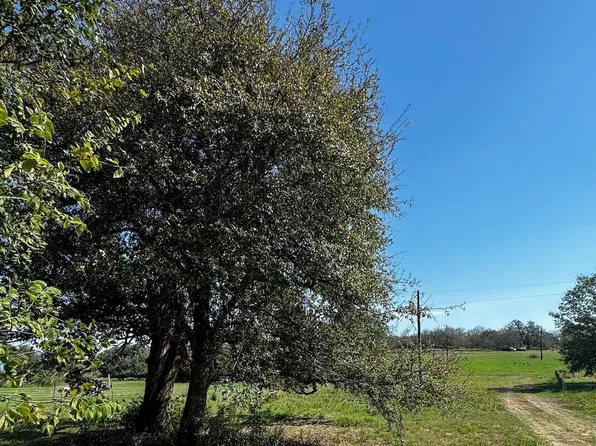 127 Hall Rd, Luling, TX 78648