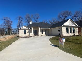 251 Saint Andrews Dr, Mabank, TX 75156