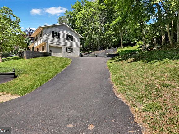 3rd image of 1907 Holly Rd