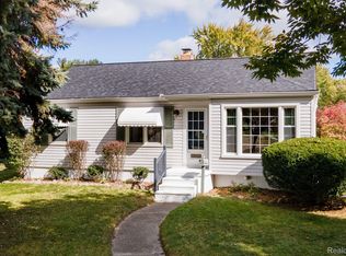 569 Chippewa St, Mount Clemens, MI 48043