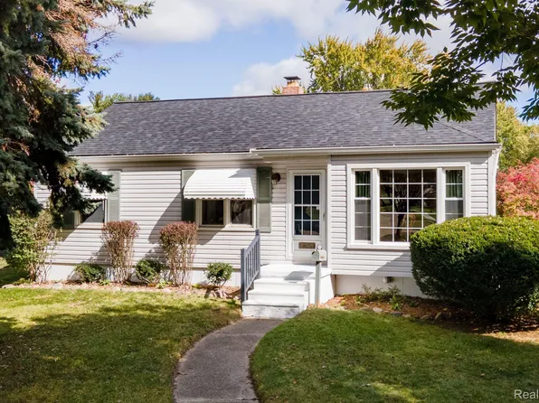 569 Chippewa St, Mount Clemens, MI 48043