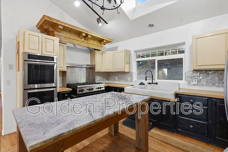 3 bed, 2.0 bath, 1960 sqft, $3,800 — Photo 4