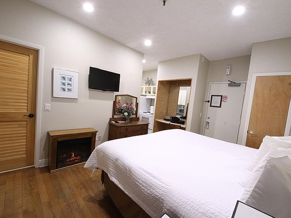 2nd image of 2105 W Bristol Ave APT 103