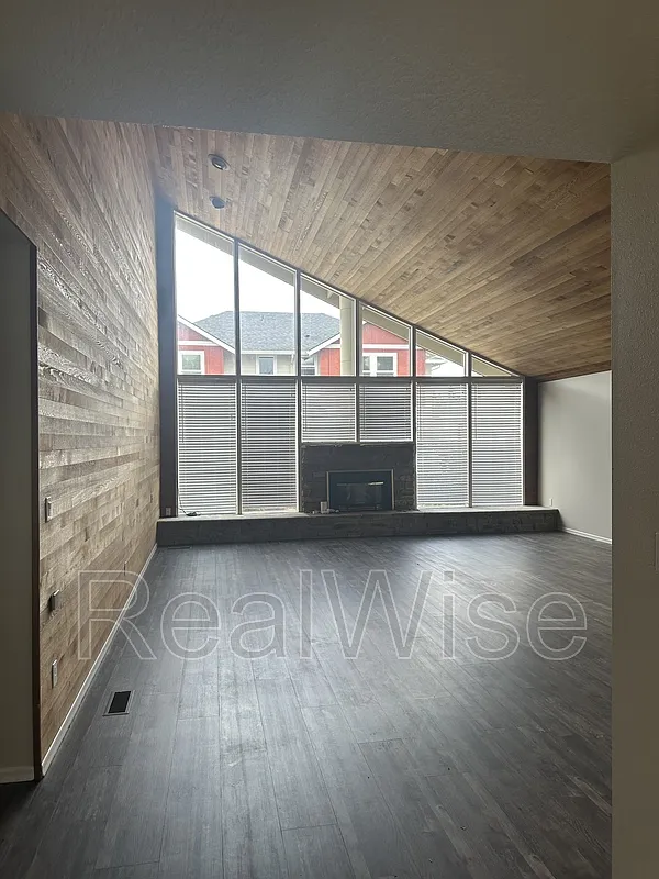 3 bed, 2.0 bath, 1861 sqft, $2,995 — Photo 2