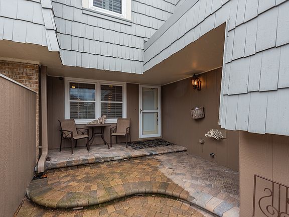 2nd image of 645 Dauphine Ct Unit H