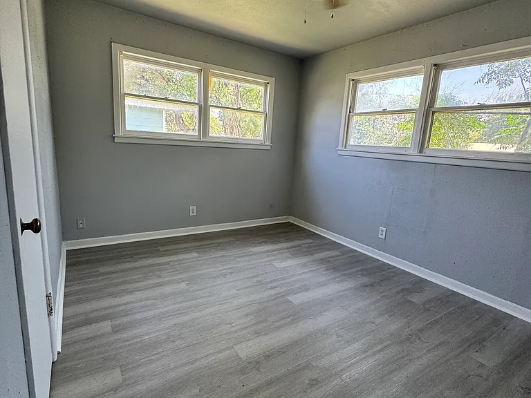 2472 Culver Ave — Photo 10