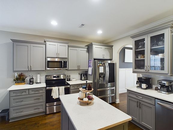 4th image of 318 Colonnades Drive