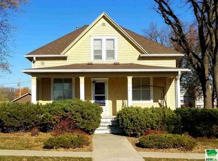 919 4th St, Hull, IA 51239